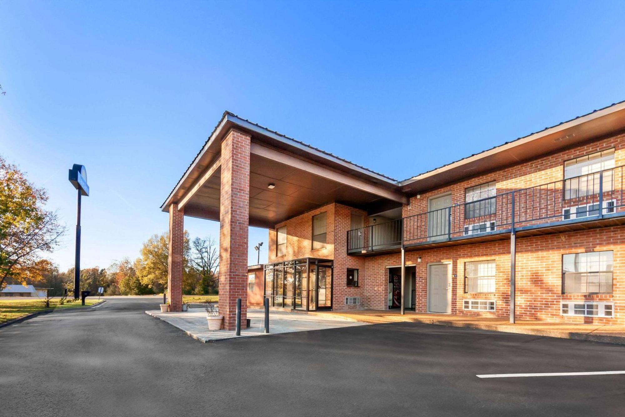 Days Inn By Wyndham Brownsville Экстерьер фото