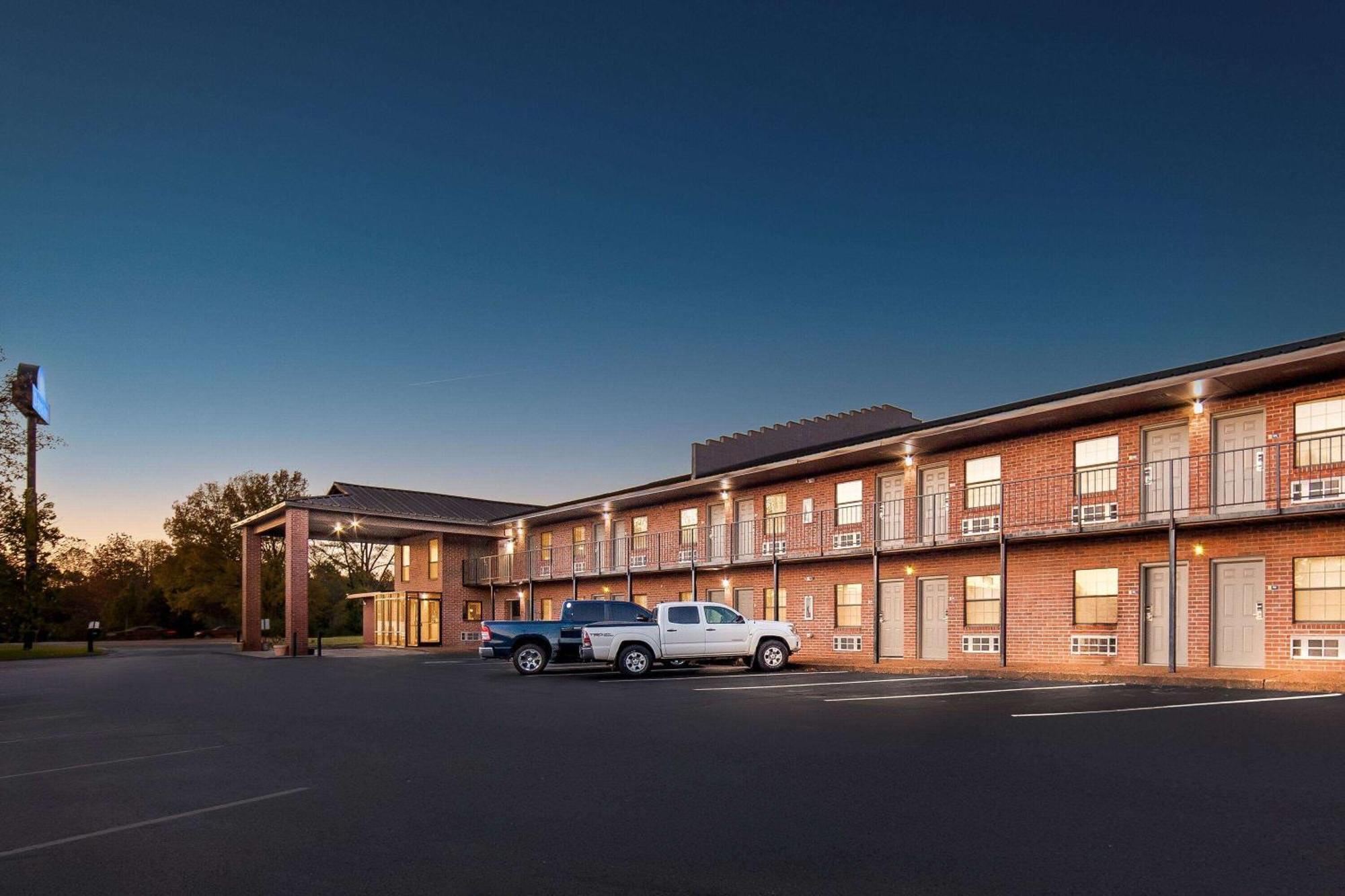 Days Inn By Wyndham Brownsville Экстерьер фото