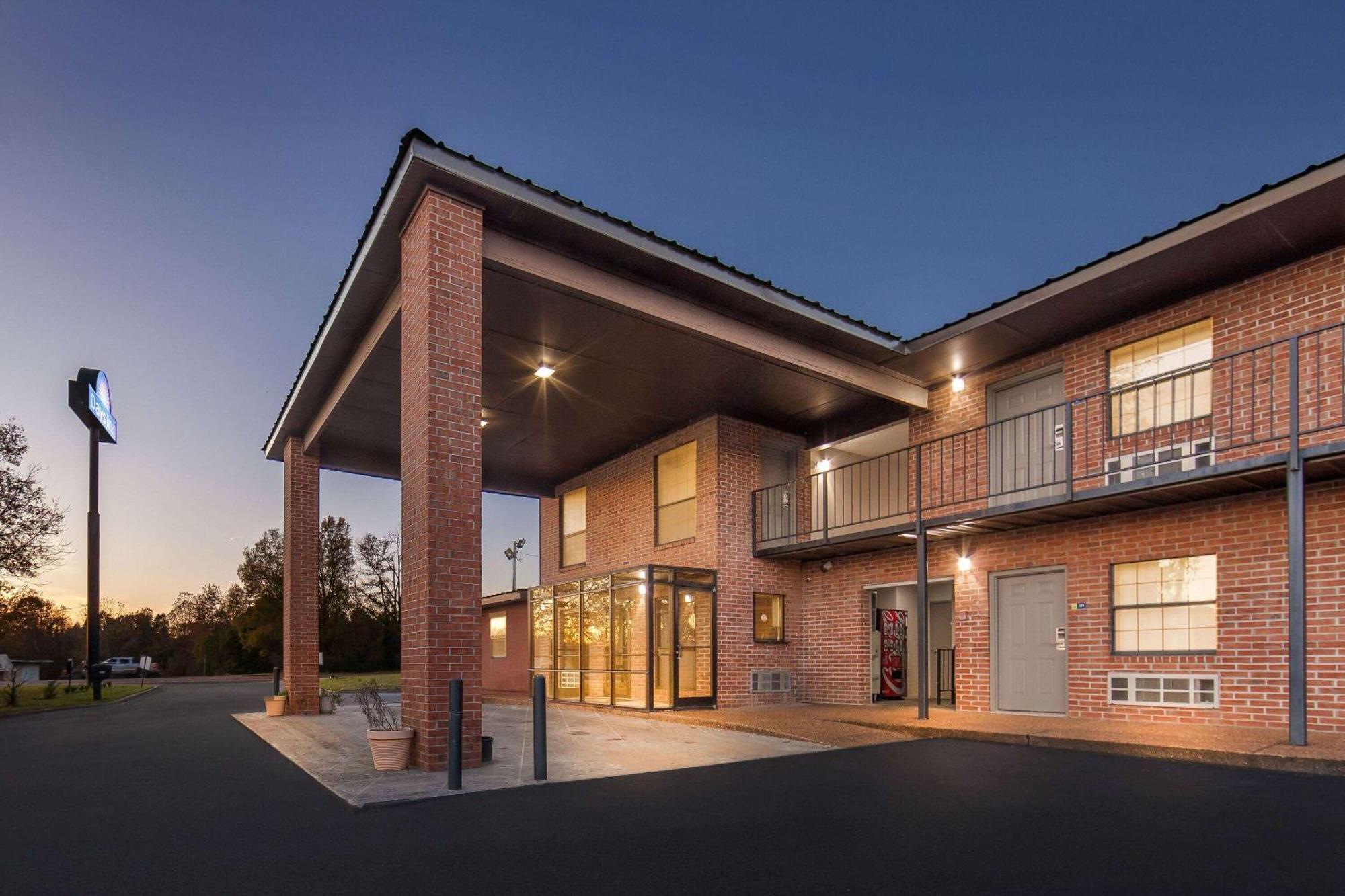 Days Inn By Wyndham Brownsville Экстерьер фото
